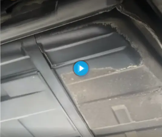 Montage montrant le nettoyage cryogénique d'une carrosserie et de l'habitacle d'un véhicule avec de la glace carbonique.