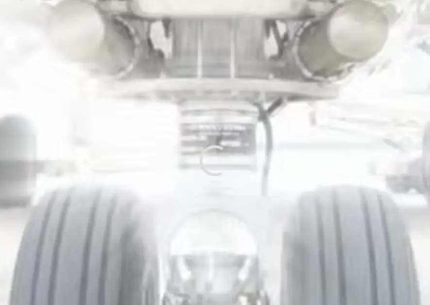 Gros plan sur le nettoyage par projection de glace carbonique du train d'atterrissage d'un avion.